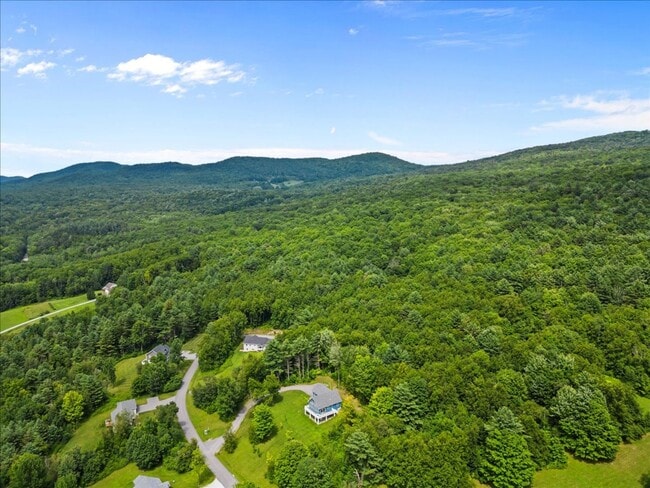 Building Photo - Contemporary with Gorgeous Views in Hinesb...