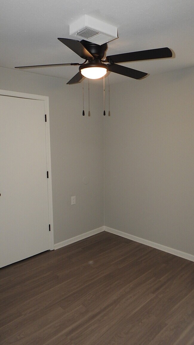 Building Photo - Charming 3 bedrooms and 1 bath home located on Elmwood Ave in Kansas City, MO
