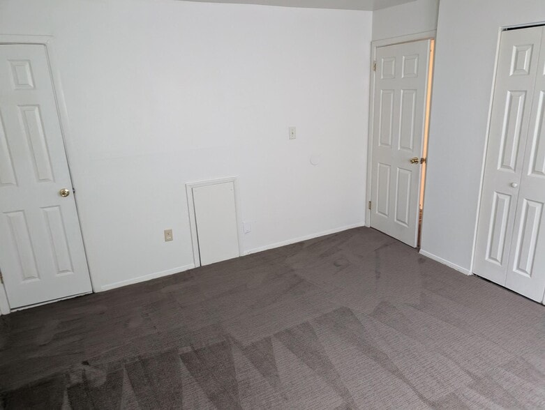 Building Photo - 1001 White Oak Rd