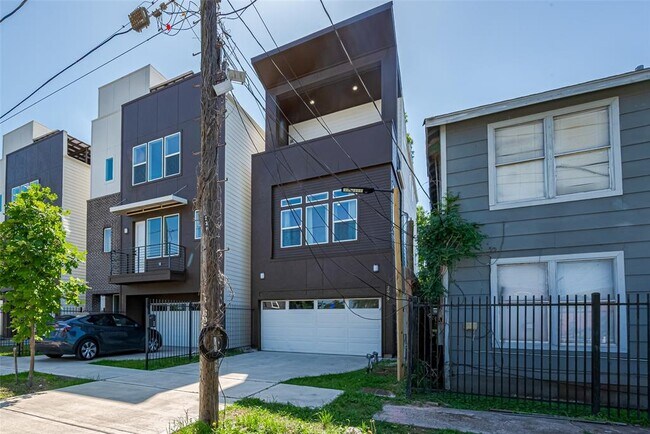 Building Photo - 2909 Nagle St