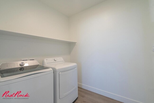 Building Photo - Pet Friendly 2 Bedroom Condo in Desert Color!