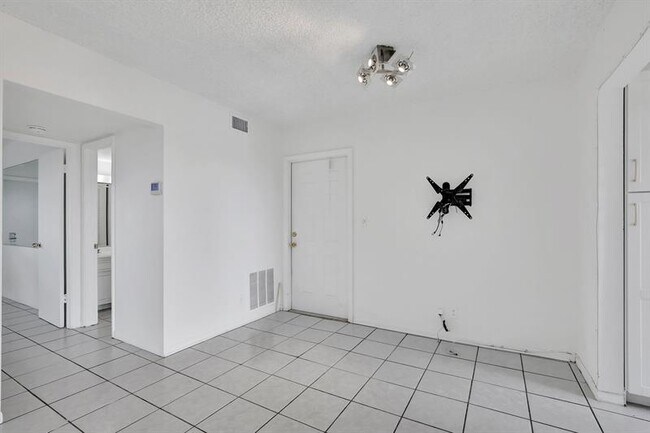 Building Photo - 2350 NE 14th Street Causeway