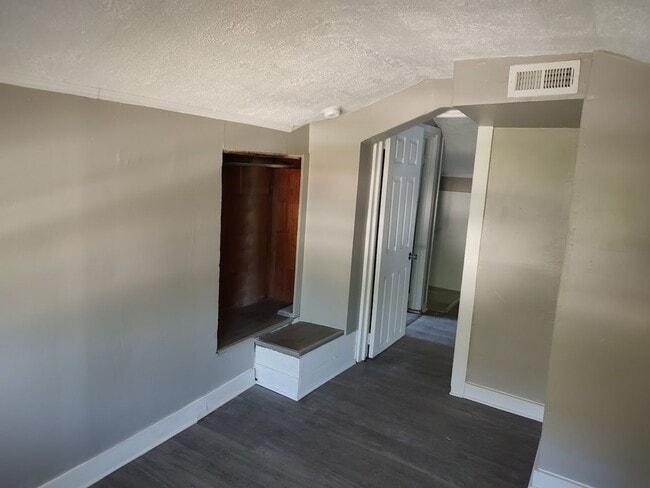 Building Photo - 4BR/2BA House- Newly renovated