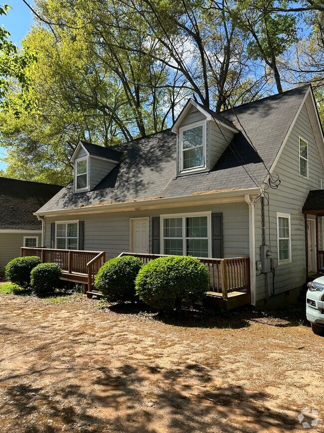 Building Photo - 4 Bedroom, 3 Bath home close to UGA & the ...