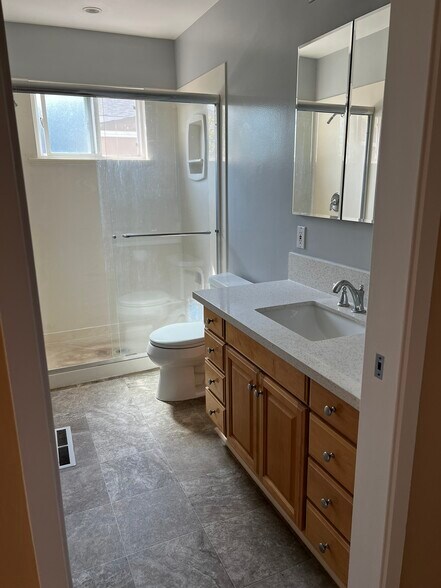 Building Photo - 1650 Glenroy Dr