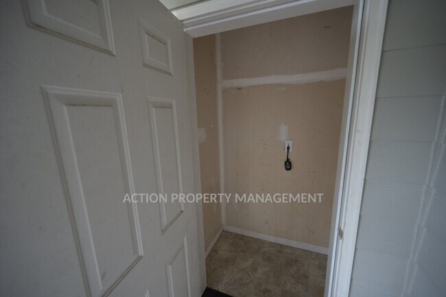 Building Photo - 2 bed 1 bath, top floor apartment in Port Angeles, close to Peninsula College and the Olympic Nat...