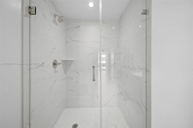 Building Photo - 2150 N Bayshore Dr
