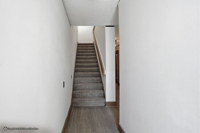 Building Photo - DOWNTOWN ~ Luxury Gene Leedy Townhouse ~ with Community Pool