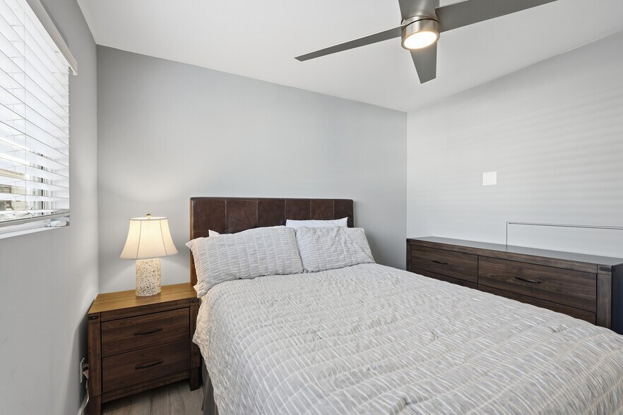 Building Photo - 116 5th Pl