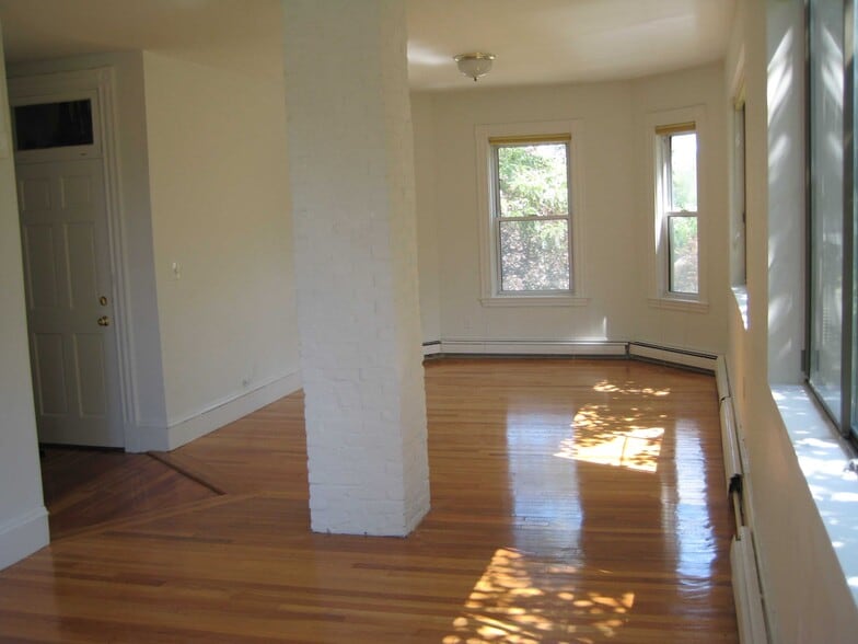 Building Photo - 71 Putnam Ave