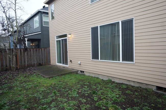 Building Photo - 4 bedroom Orenco Garden pet friendly house