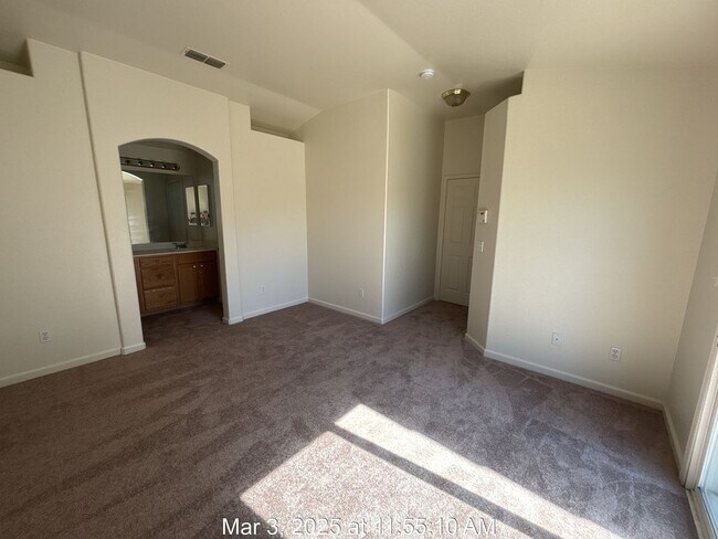Building Photo - $400 MOVE IN BONUS! Fantastic 3 Bed, 2 Bat...