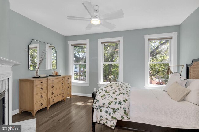 Building Photo - 117 15th St SE