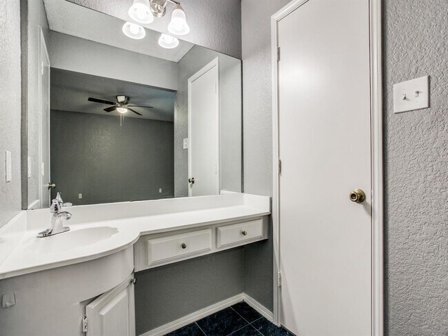 Building Photo - 6607 W Lynn Creek Dr