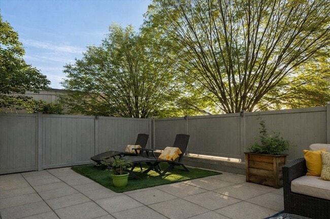 Building Photo - 1 Bed 1 Bath Plus Den - Silver Spring Condo - Garage Parking Space