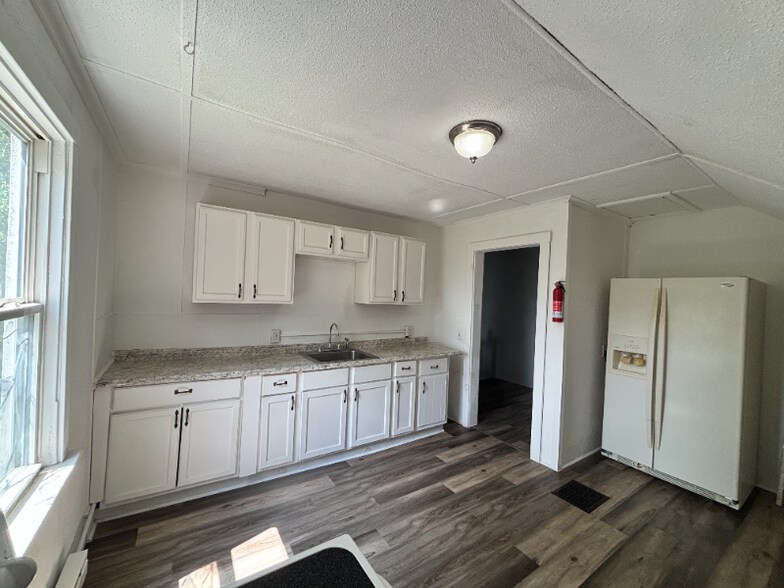 Building Photo - 633 W North St