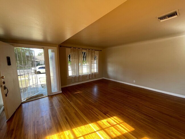 Building Photo - 326-328 Flower Street