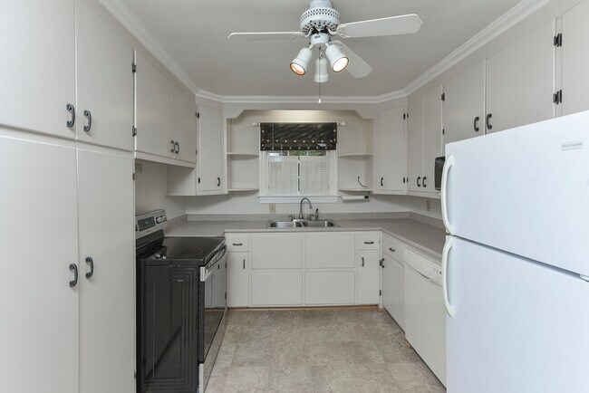 Building Photo - Charming 3 Bedroom, 2 Bath All-Brick Bungalow with Garage!