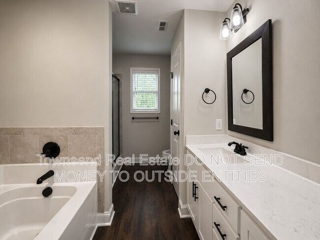 Building Photo - 621 Blawell Cir
