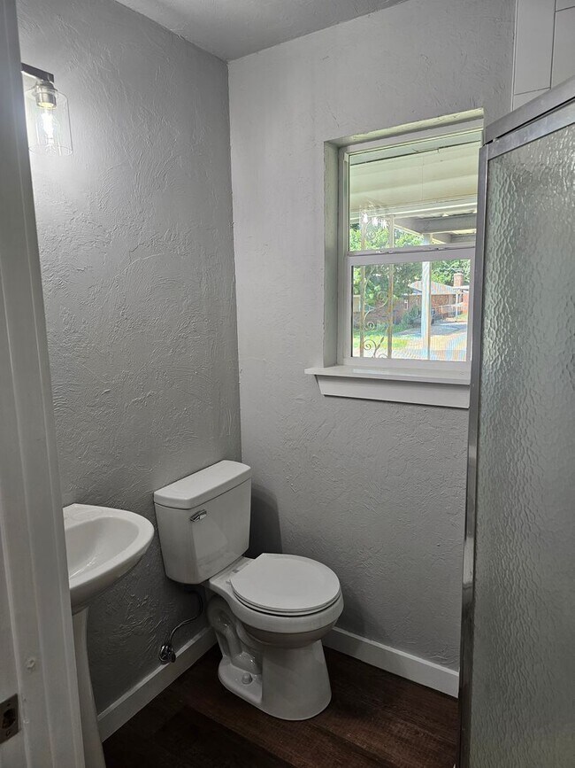 Building Photo - 3 bed 2 bath Newly Renovated Home For Rent