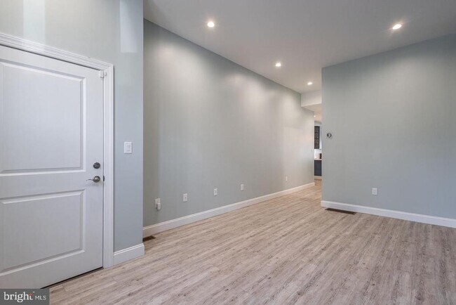 Building Photo - 3030 W Girard Ave