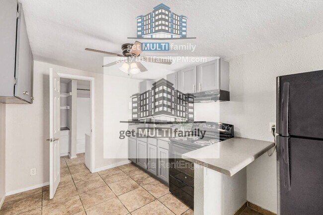 Building Photo - 1402 W Mercer Ln