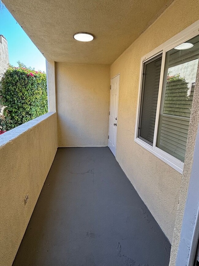 Building Photo - Beautiful Newly Renovated 1 Bedroom in Lon...
