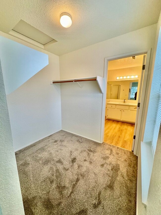 Building Photo - MOVE IN SPECIAL!  Beautifully Remodeled, Easy Living Townhome. Location, Location!