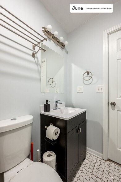 Building Photo - Room in Shared 3 bed/1 bath home