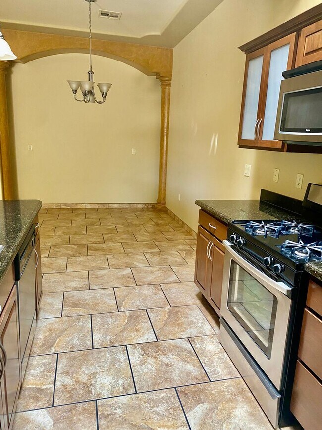 Building Photo - 4206 Tres Ninos Dr