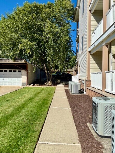 Private Back Entrance - 18 Baldwin St