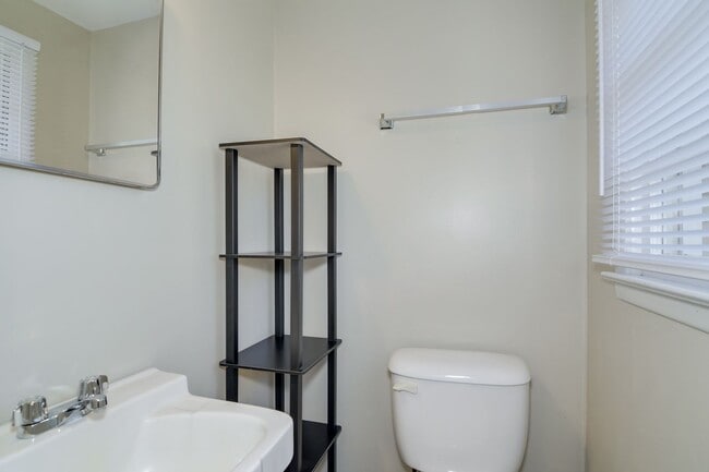 Building Photo - Charming Home in the Heart of Harlem!