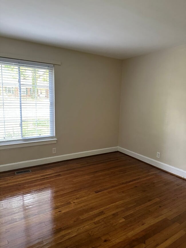 Building Photo - NICE NEWLY UPDATED 1 BEDROOM 1 BATH CONDO IN COLLEGE VILLAGE CONDOS