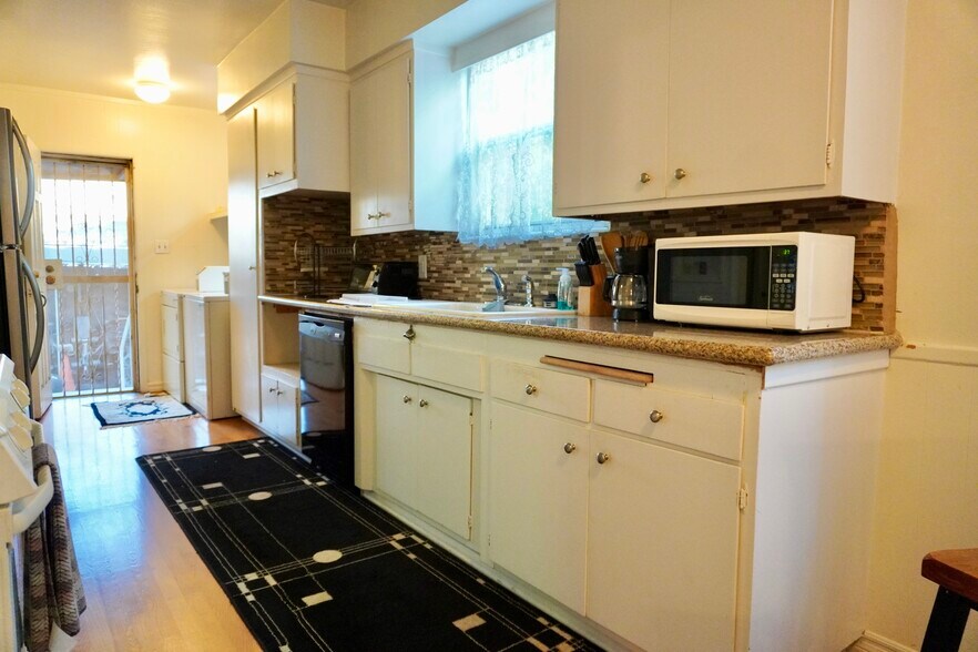 Building Photo - 1220 S Woods Ave