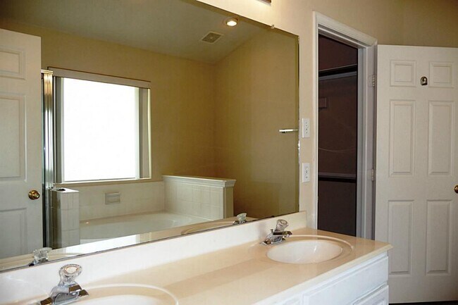 Building Photo - 211 Hartwood Ct