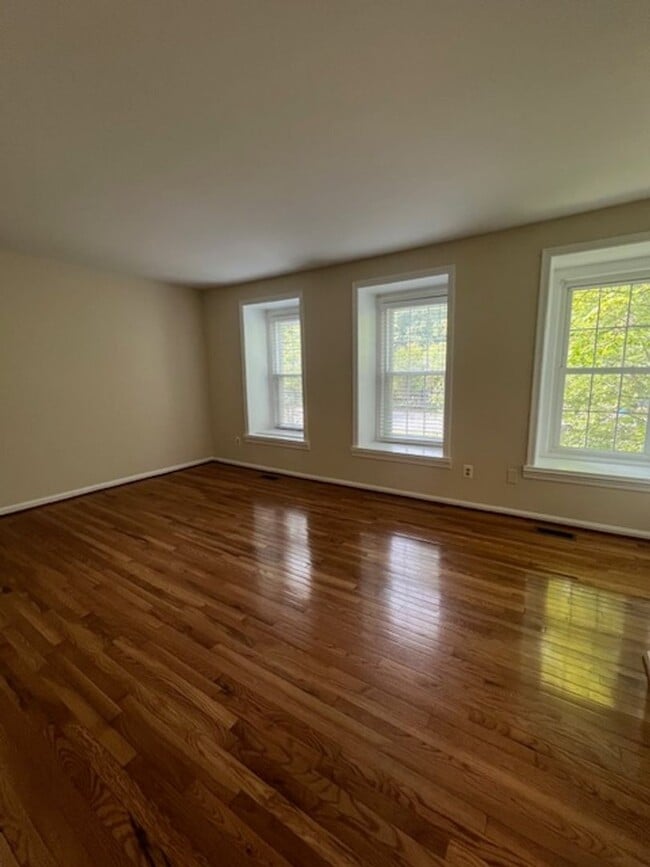 Building Photo - NICE TOWNHOME IN MONTGOMERY VILLAGE WITH F...