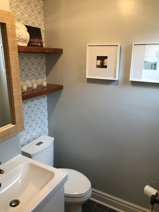 Building Photo - Bright and Cozy 2-Bedroom in Sunnyside wit...