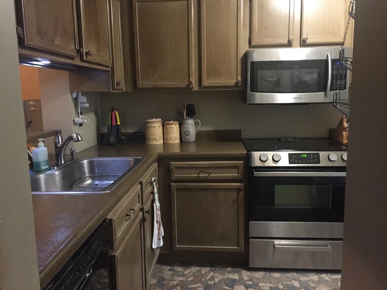 Building Photo - 6206 Patrick Henry Dr