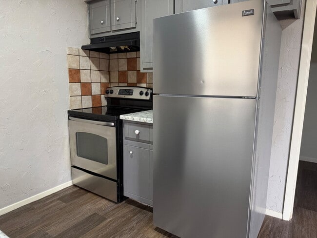 Building Photo - Cute 3 Bedroom Home