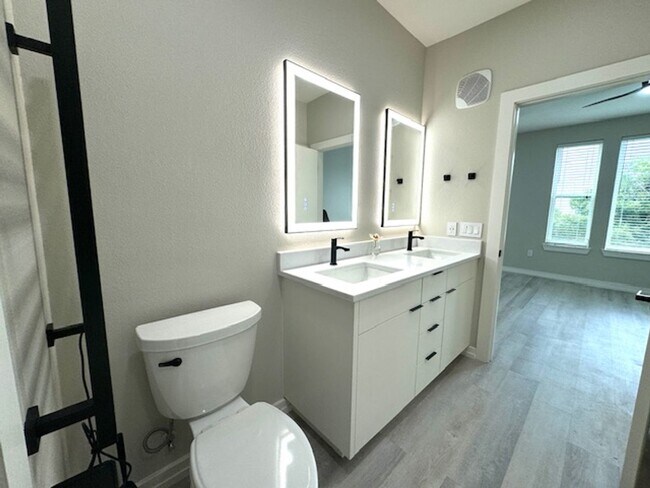 Building Photo - Luxurious Penthouse Studio condo at Zilker