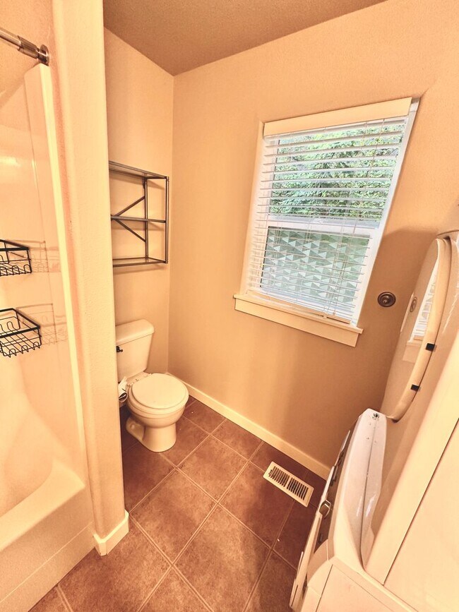 Building Photo - Beautiful 6-bedroom 4-bathroom home in an upscale neighborhood in the Sexton Mountain section of ...