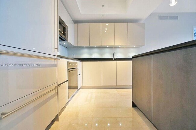 Building Photo - 1010 Brickell Ave