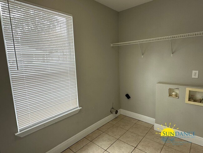 Building Photo - Stunning 3 Bedroom home in Pensacola!