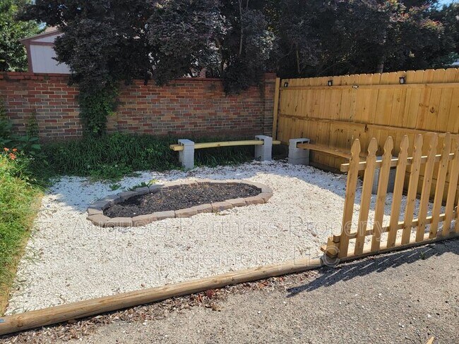 Building Photo - 323.5 Ellis St