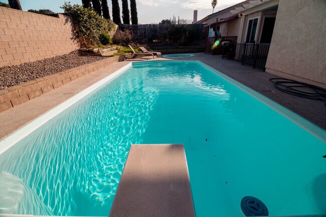 Building Photo - Spacious 4 Bed / 2 Bath Pool Home in Prime Corona Location!