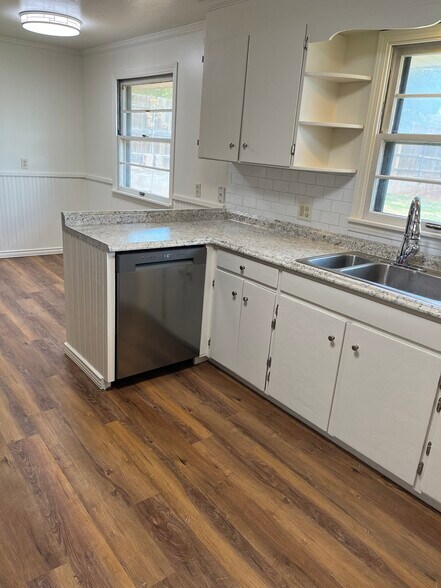 kitchen - 607 E Oklahoma Ave
