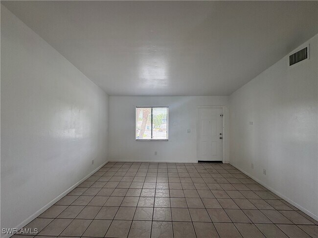 Building Photo - 4904 Vincennes Ct