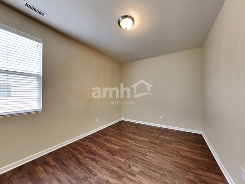 Building Photo - 89 Norwich Dr