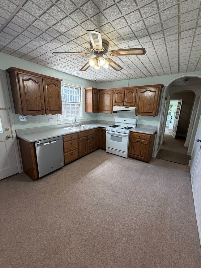 Building Photo - 3 Bedroom, 2 Full Bath Home with 4-Season Room, Garage & Large Lot