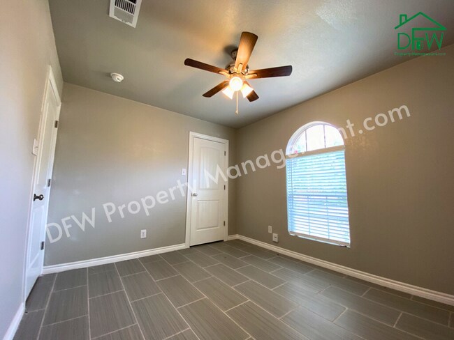 Building Photo - Charming 4 Bedroom 2 Bathroom Home on a Corner Lot in Fort Worth!